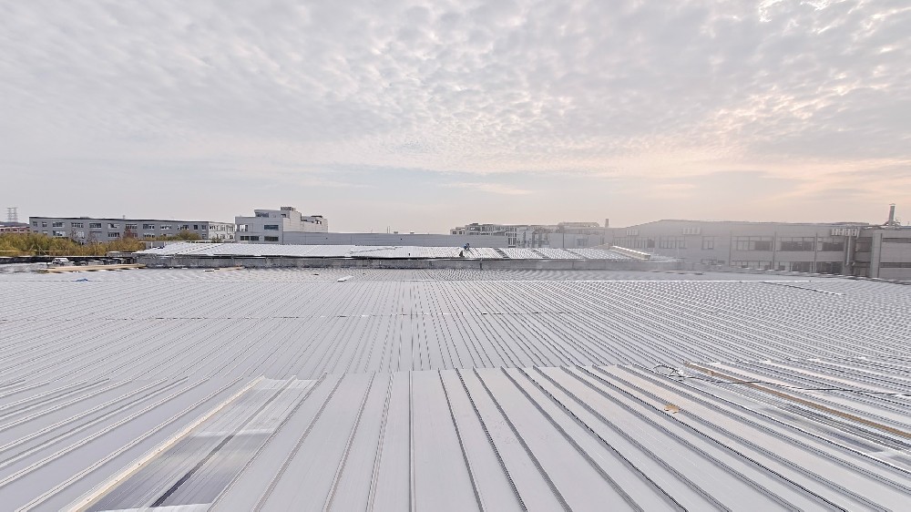 在多雨的江浙沪地区，关于光伏屋面，是选择tpo光伏屋面夹芯板还是直立锁边屋面夹芯板？